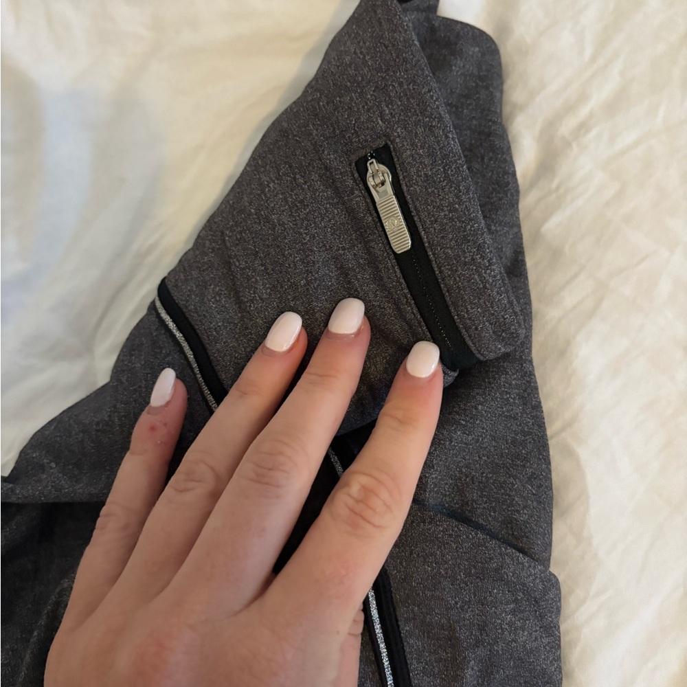 Lululemon size 6 25” inseam grey leggings - Picture 2 of 5